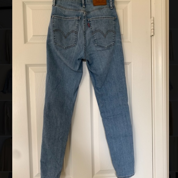 Anthropologie high rise medium-light wash Levi skinny Jeans - Picture 2 of 4